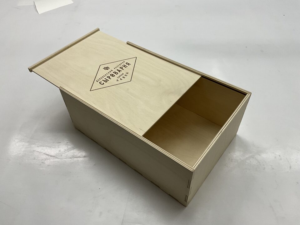 Подарочная коробка из дерева для коллекционного вина