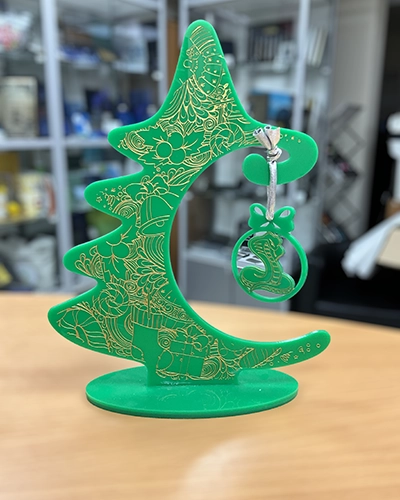 ёлочки из яркого зелёного пластика