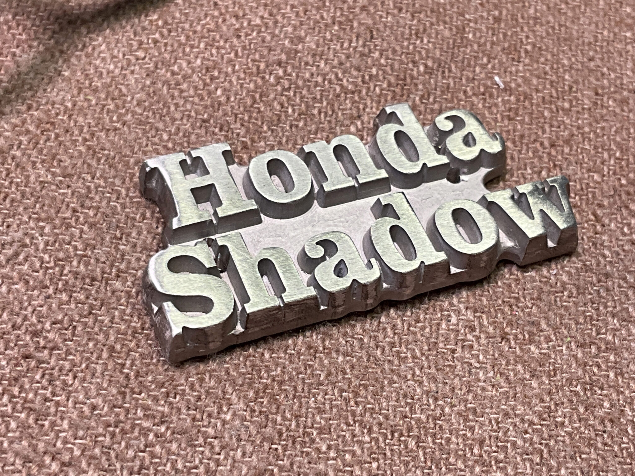 Детали для брошей на заказ: фрезерованная алюминиевая надпись Honda Shadow с ручной обработкой