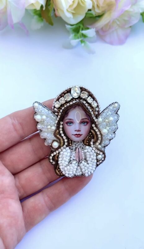 Брошь ручной работы из бисера