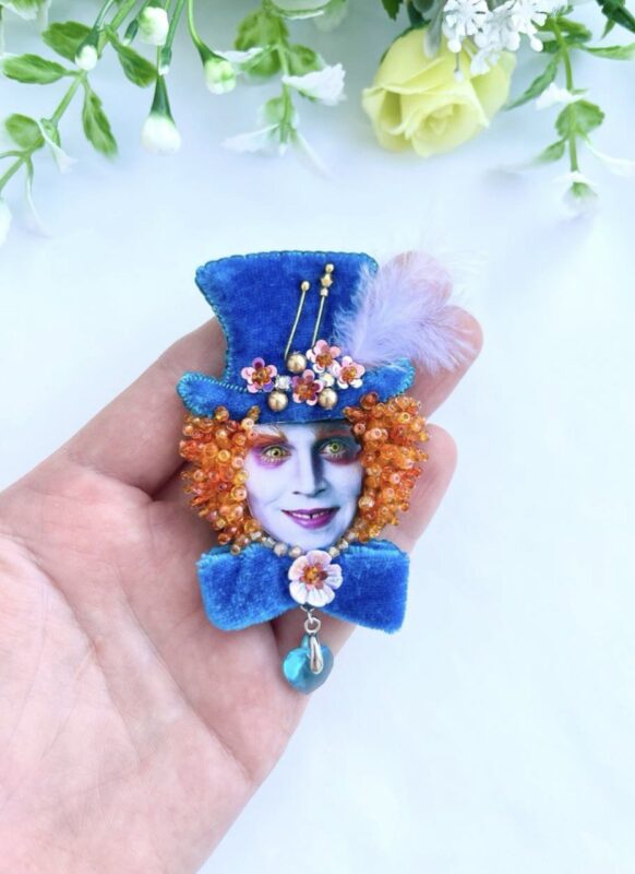 Брошь ручной работы из бисера