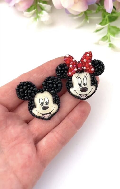 Брошь ручной работы из бисера