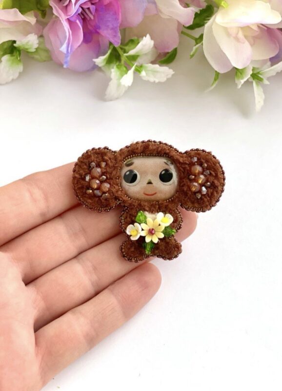 Брошь ручной работы из бисера